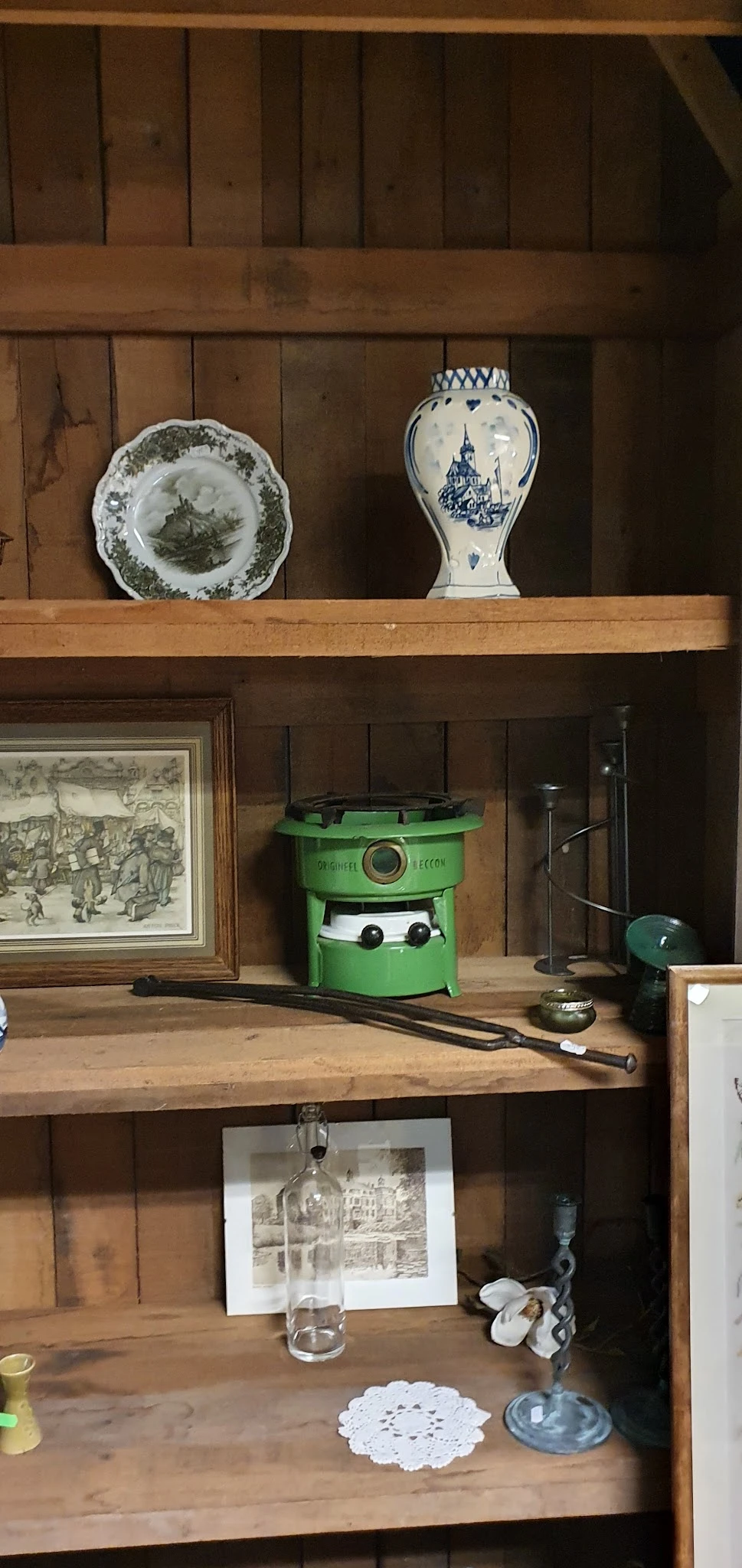 Close-up van een groen vintage apparaat op een houten plank in een vitrinekast