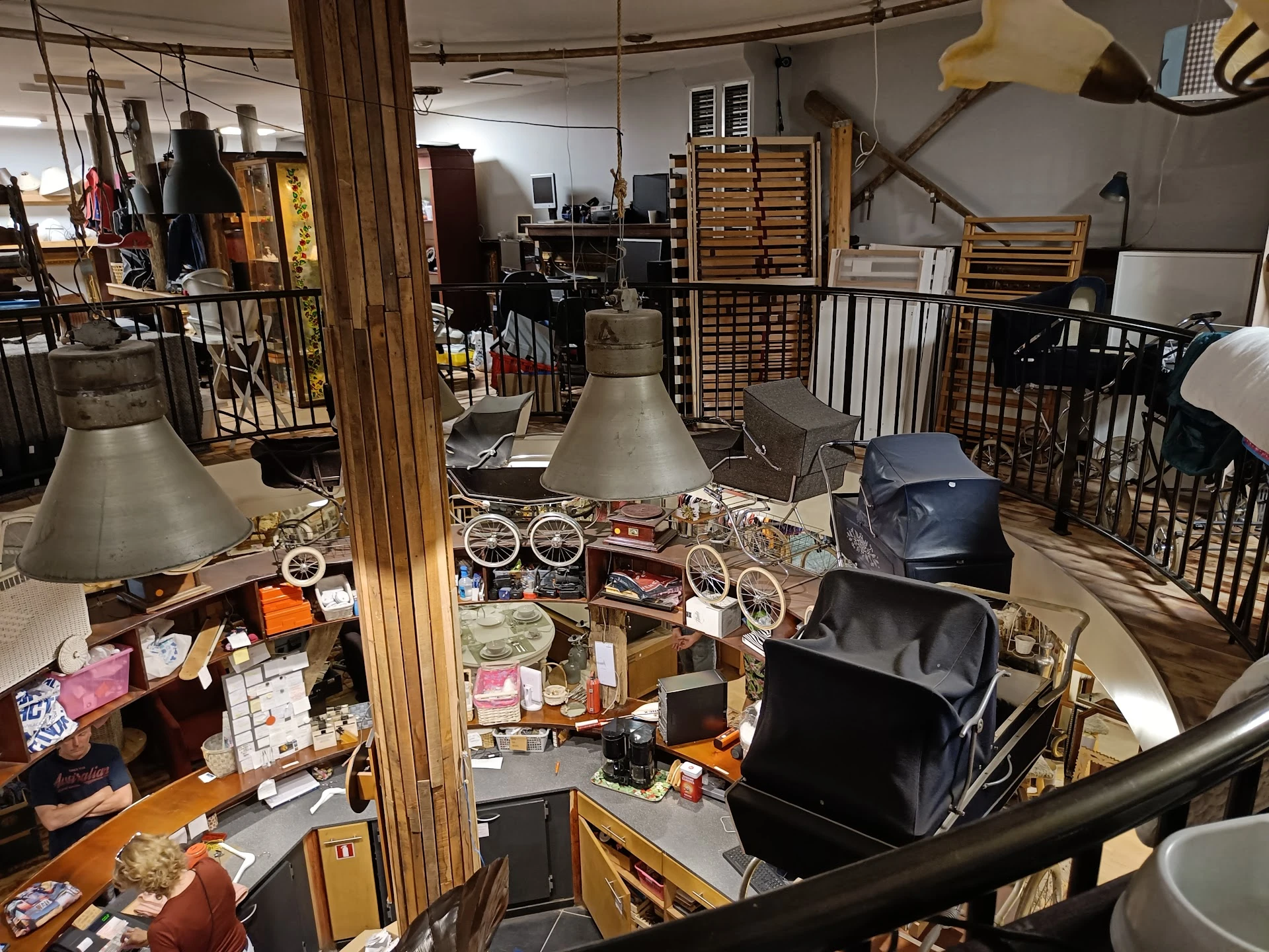 Kringloop de Samenwerking in Hardenberg met tweedehands boeken, elektronica en jassen