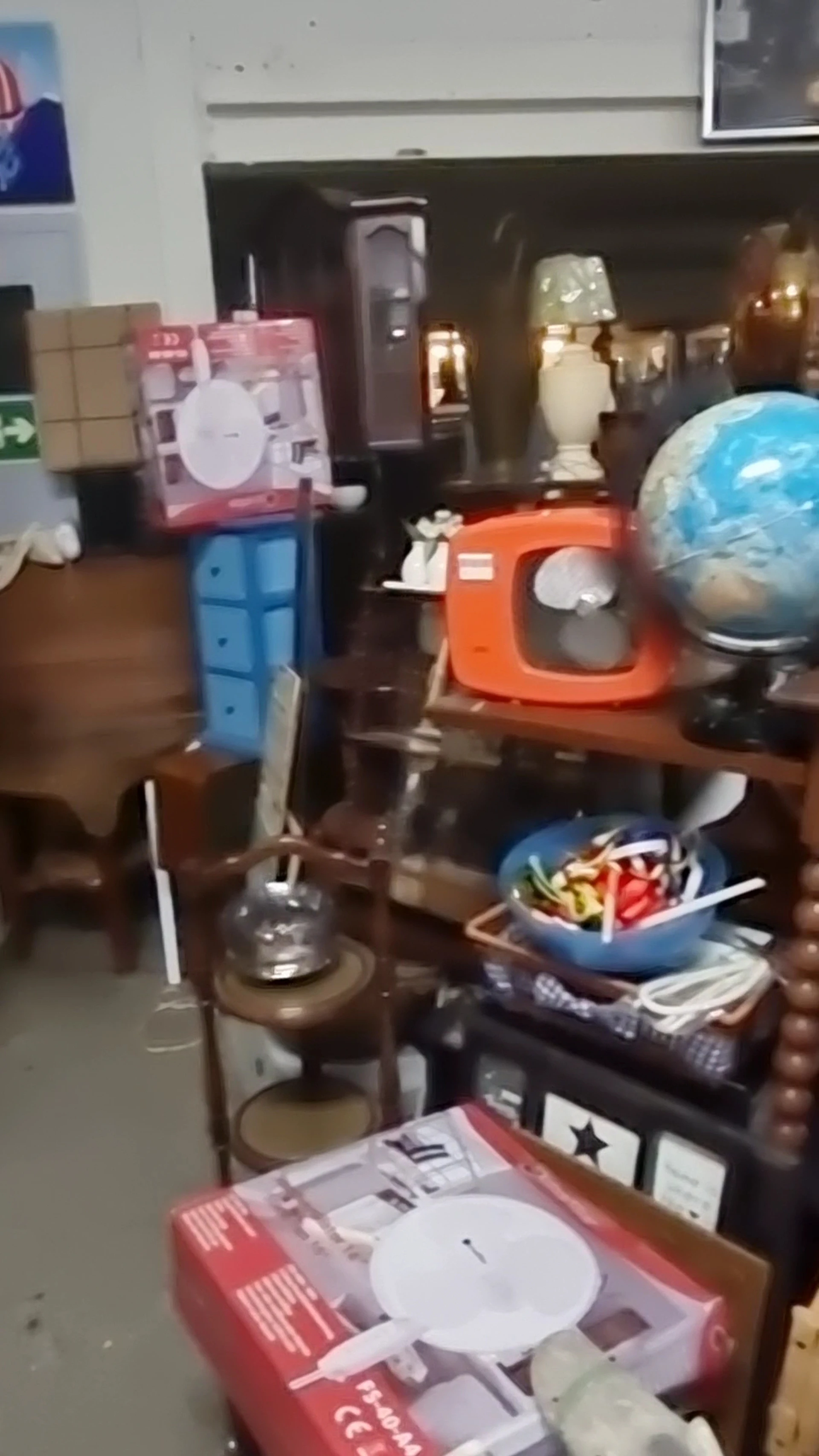 Kringloop de Schatkamer in Leidschendam met tweedehands boeken, elektronica en kleding