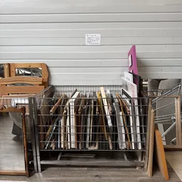 Metalen stellingkast vol met diverse tweedehands spullen en huishoudartikelen