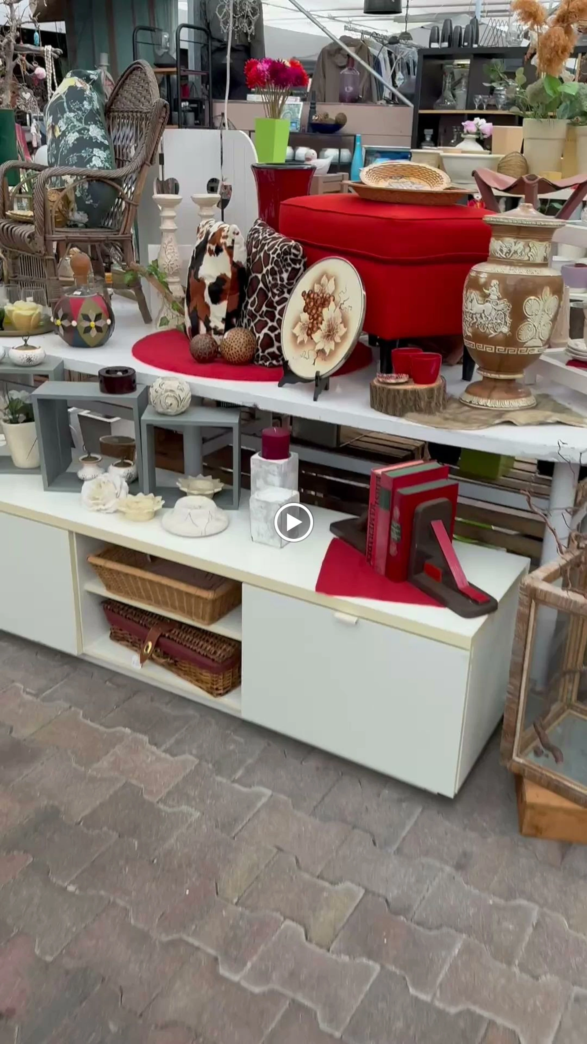 Kringloop de Waterlelie in Loenen met tweedehands boeken, huishoudelijke apparaten en meubels