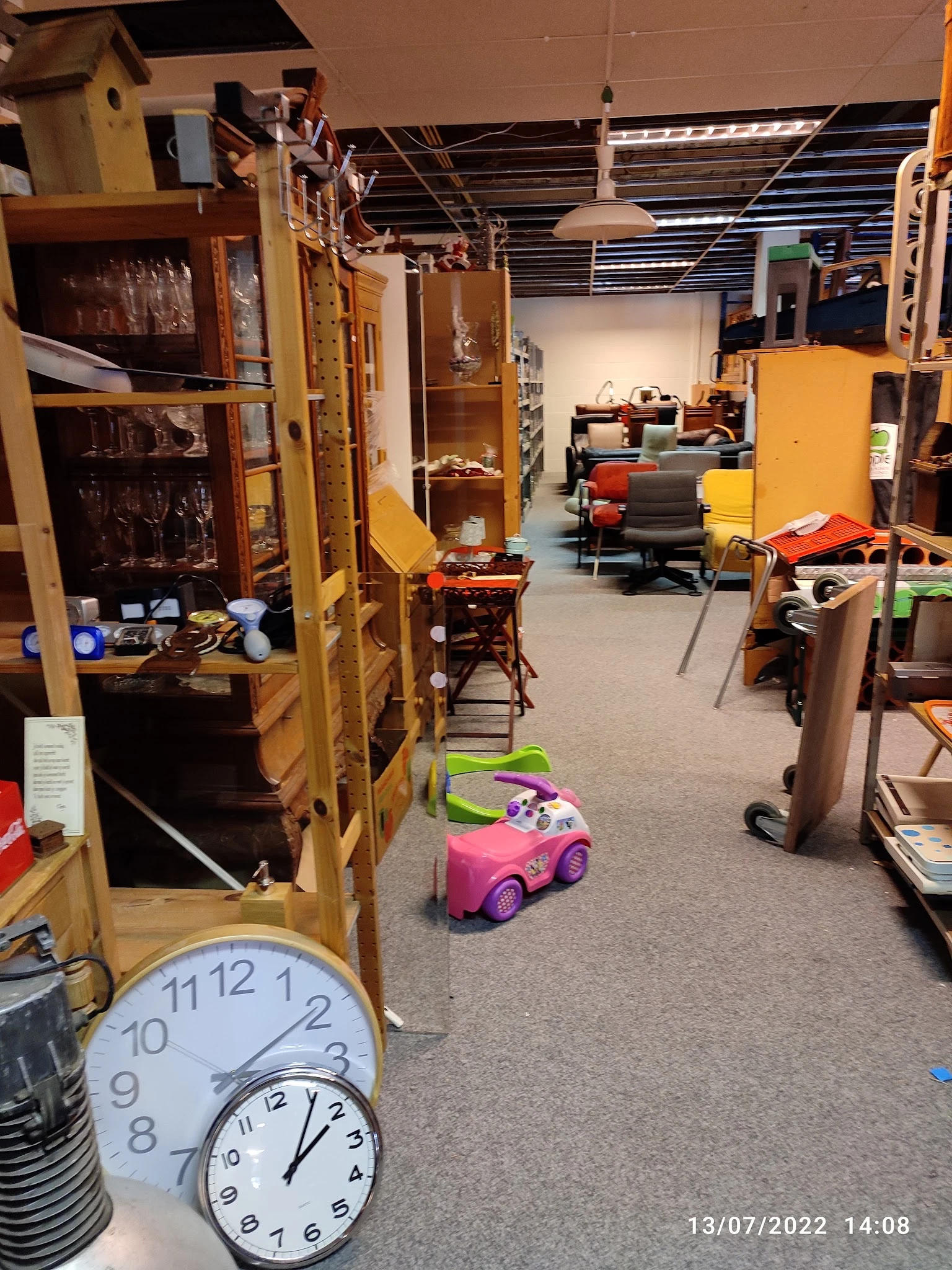 Winkelvloer met speelgoed, meubels en diverse tweedehands artikelen in een kringloopwinkel
