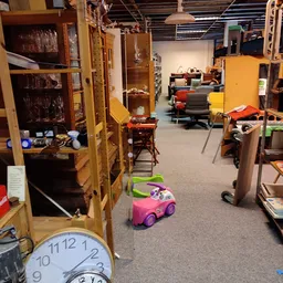 Winkelvloer met speelgoed, meubels en diverse tweedehands artikelen in een kringloopwinkel