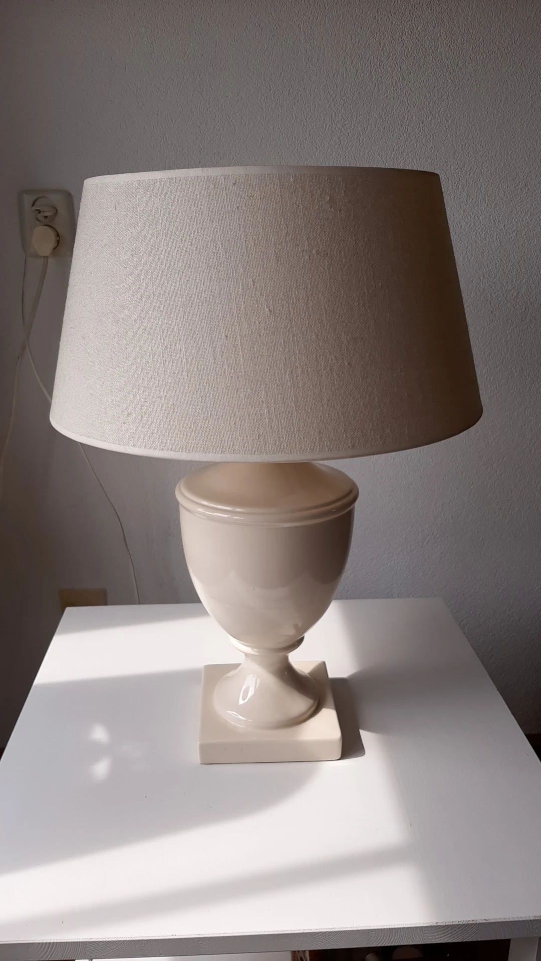 Creme-kleurige tafellamp met textielkap op witte voet