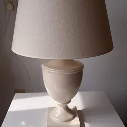 Creme-kleurige tafellamp met textielkap op witte voet
