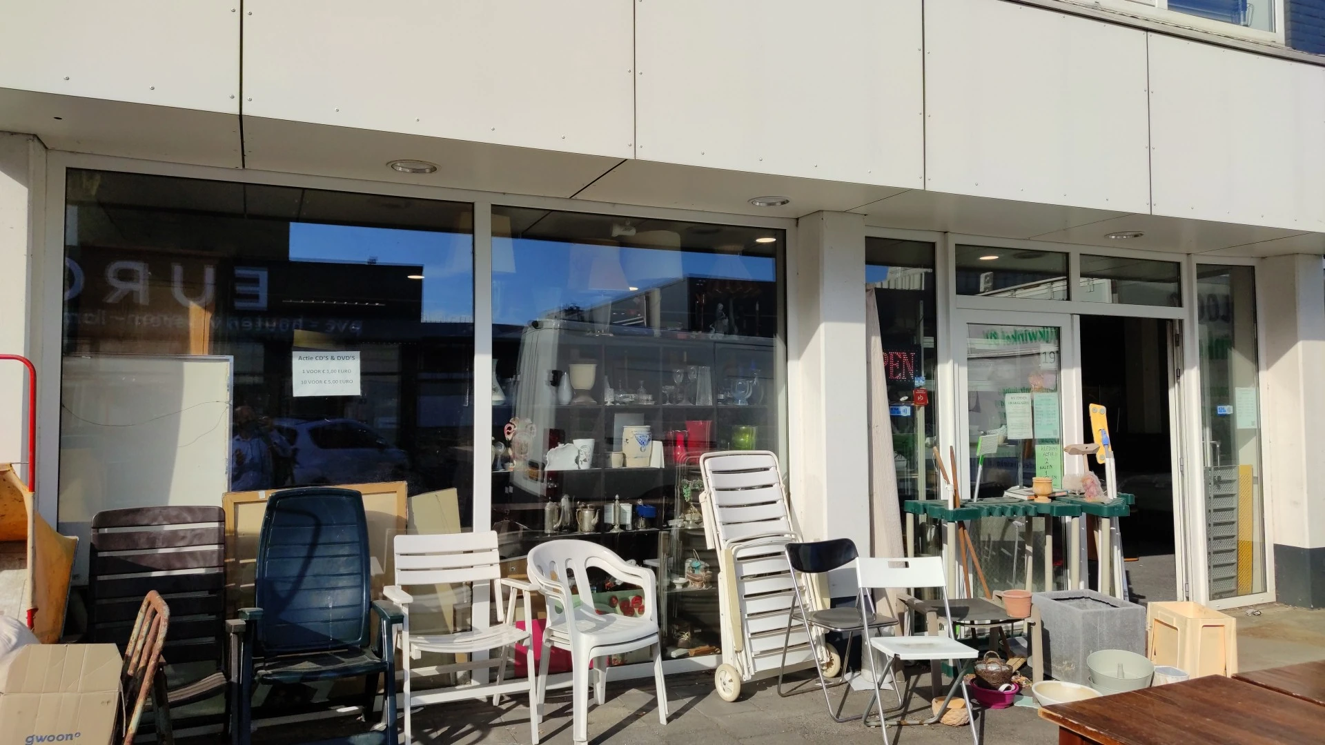 Kringloop de Wijkwinkel in Utrecht met tweedehands boeken, elektrische fietsen en gereedschappen