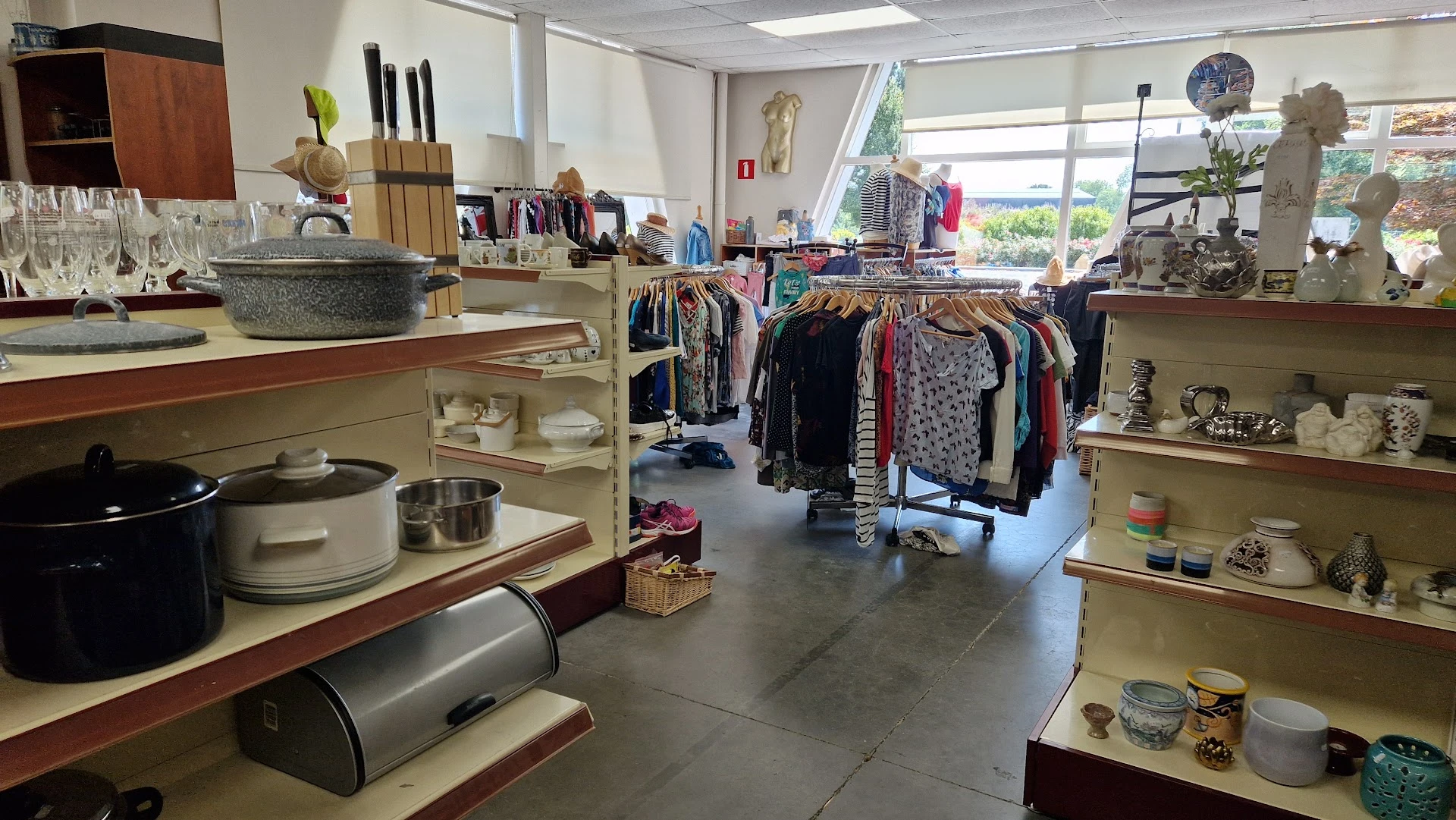 Kringloop Dedemsvaart in Dedemsvaart met tweedehands banken, boeken en elektronica