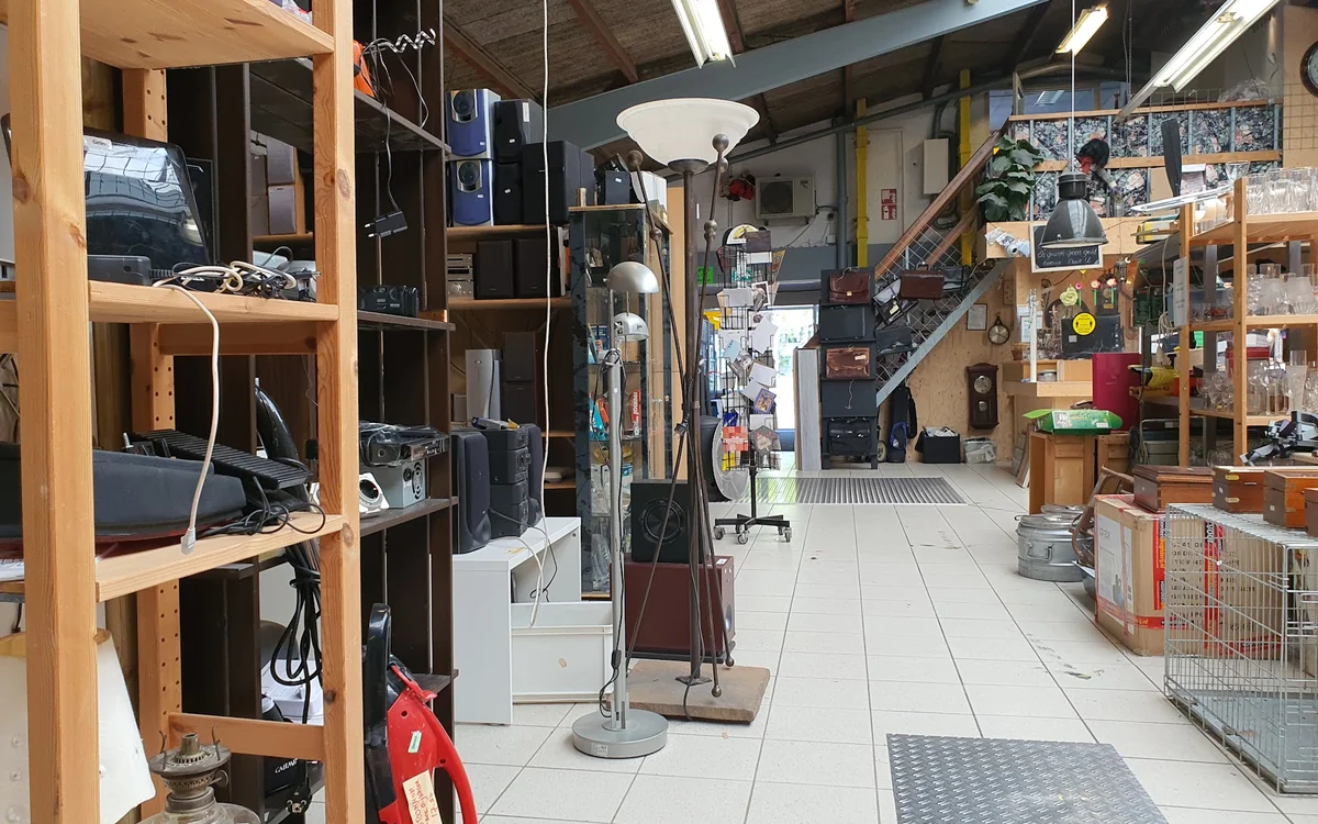 Kringloop Den Haag "Oude Haagweg" in The Hague met tweedehands meubels en kleding