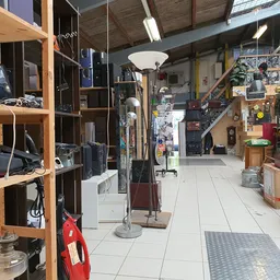 Kringloop Den Haag "Oude Haagweg" in The Hague met tweedehands meubels en kleding