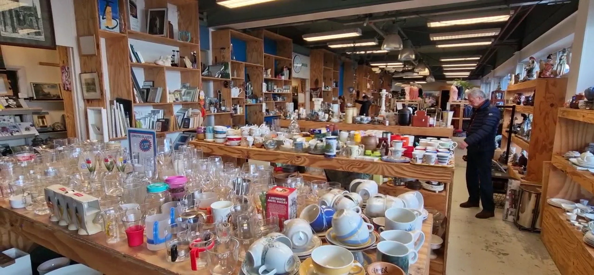 Kringloop Den Haag in Rijswijk met tweedehands boeken, huishoudelijke apparaten en kasten