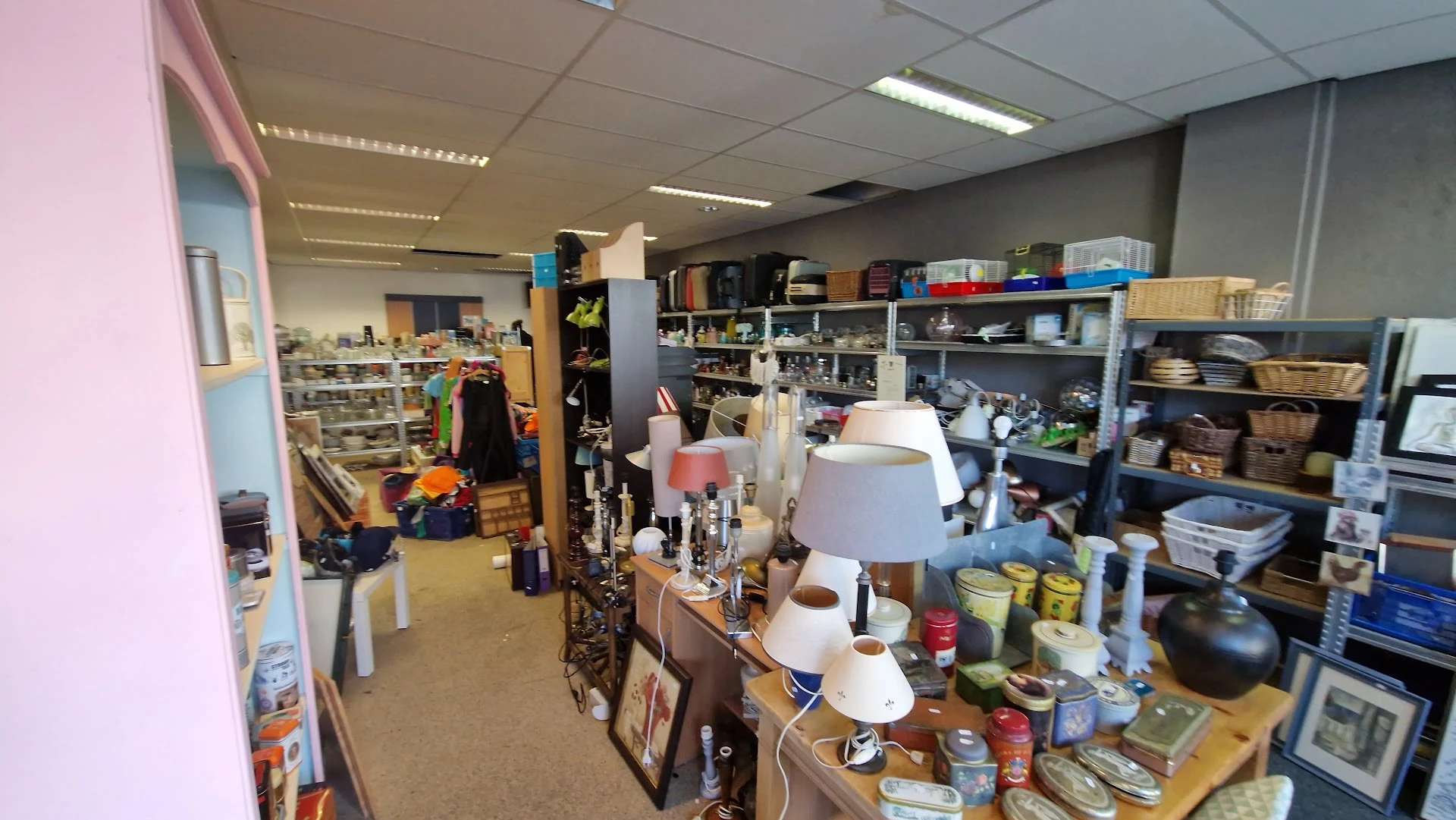 Kringloop Den Haag "Wateringen" in Wateringen met tweedehands boeken, huishoudelijke apparaten en kleding