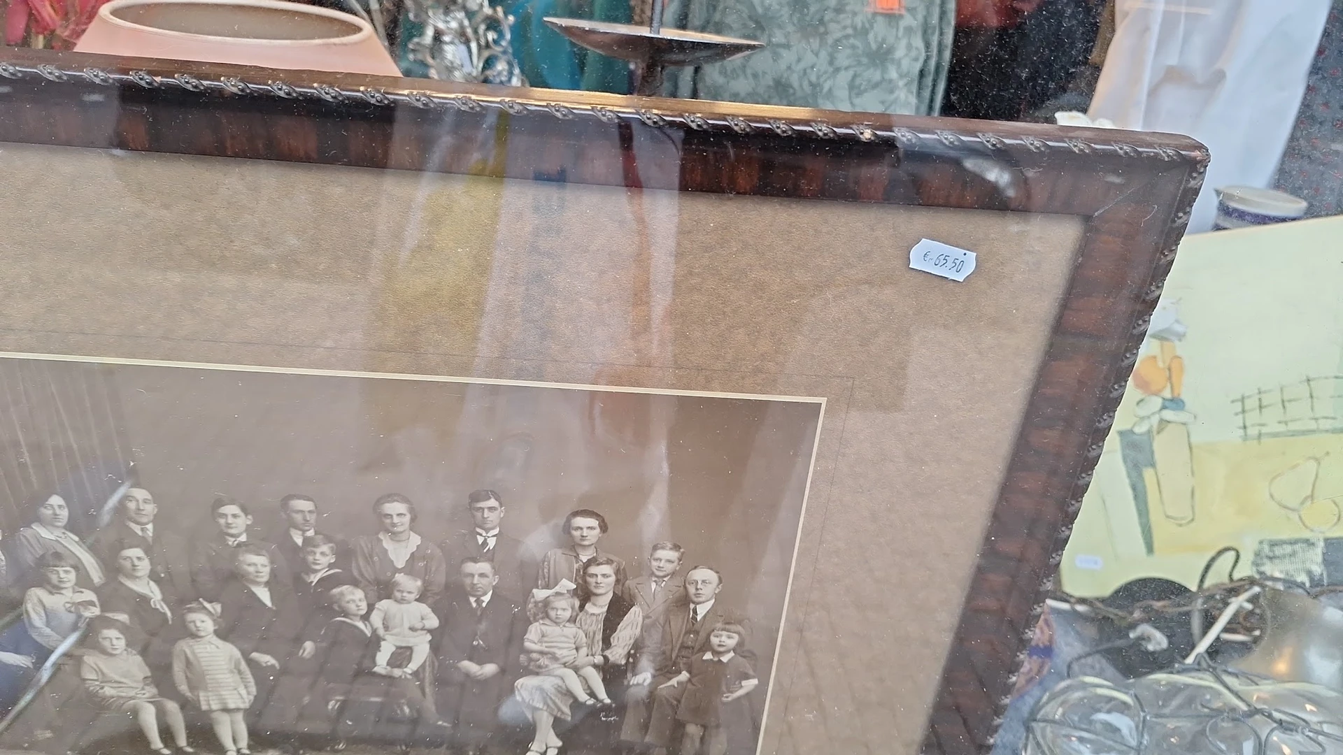 Ingelijste zwart-witfoto van een groepsportret uit vroeger tijd achter glas