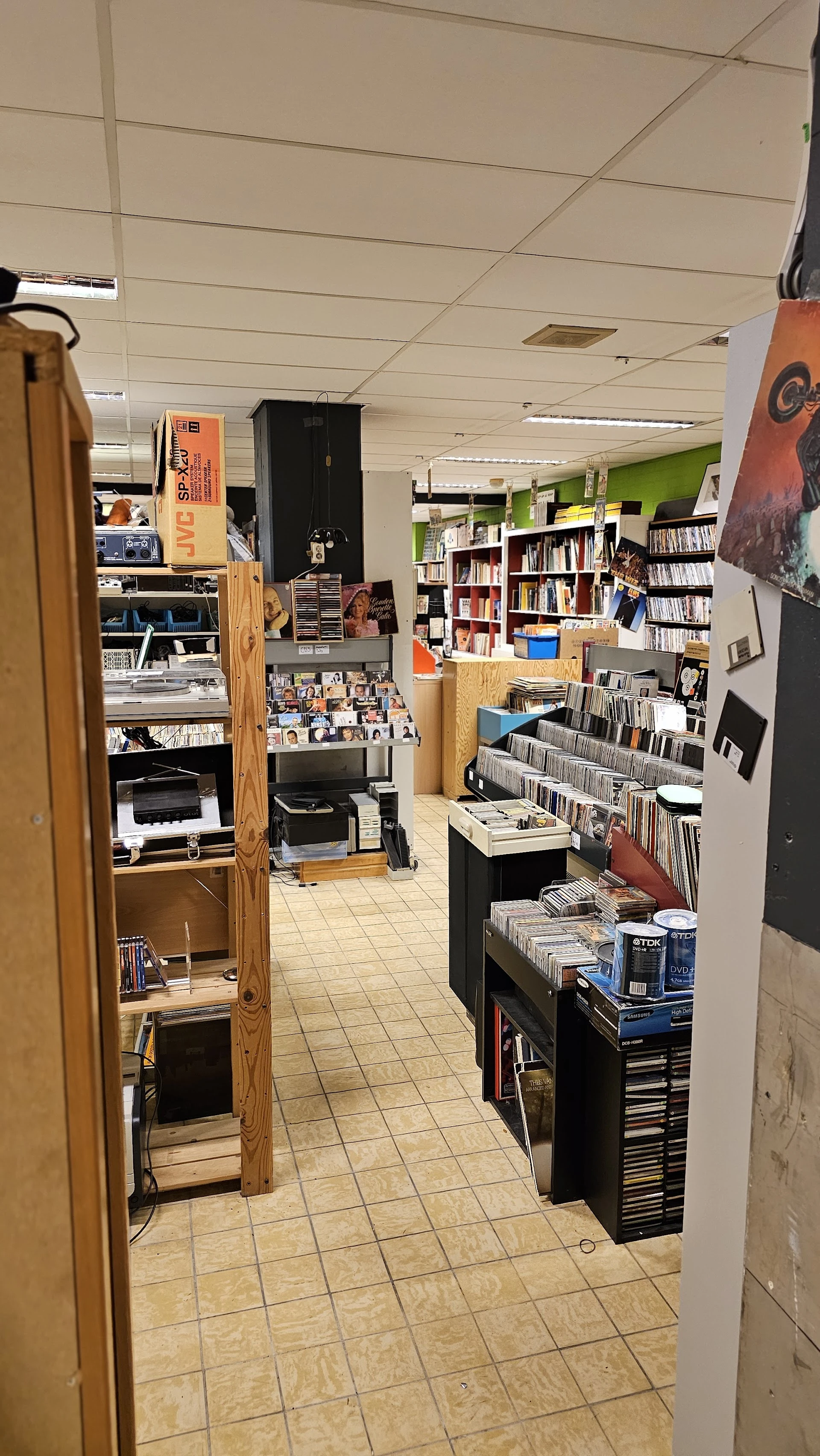 Kringloop Drachten ‘De Trisken’ in Drachten met tweedehands meubels en kleding