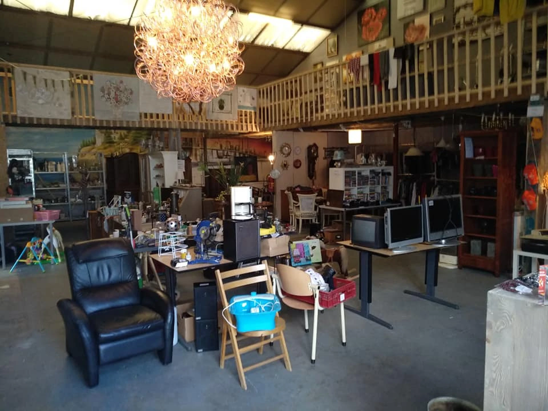 Kringloop Drost in Veenendaal met tweedehands boeken, elektronica en hoeden