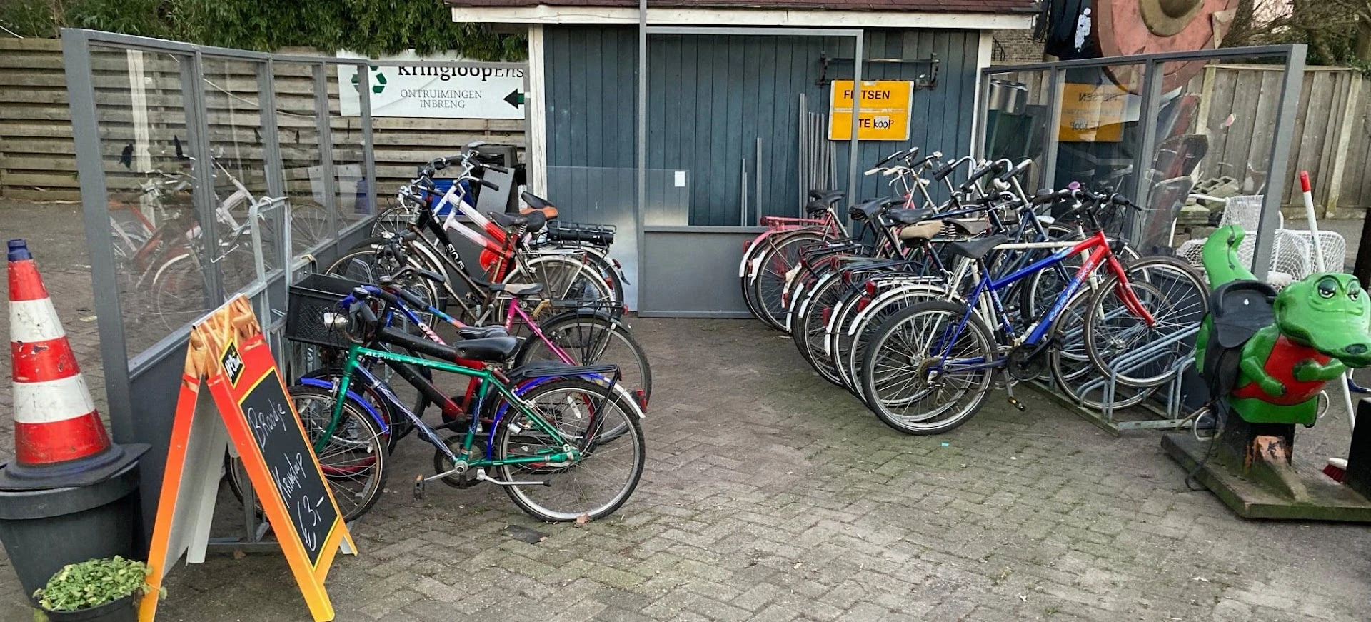 Kringloop EHB Enschede B.V. in Enschede met tweedehands audioapparatuur, boeken en huishoudelijke apparaten