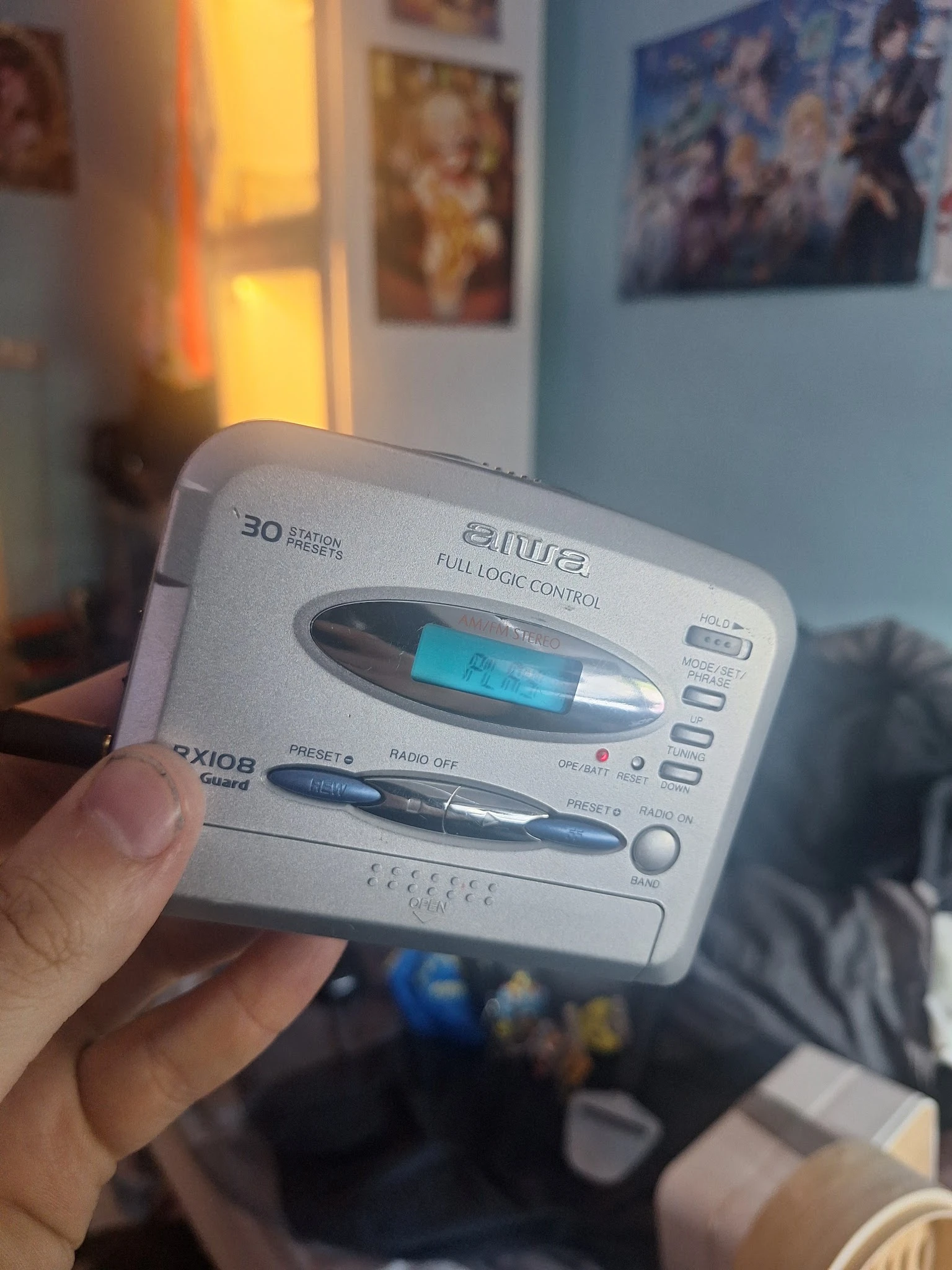Aiwa draagbare cassettespeler met radio en full logic control, gehouden in hand