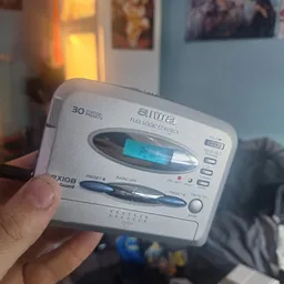 Aiwa draagbare cassettespeler met radio en full logic control, gehouden in hand