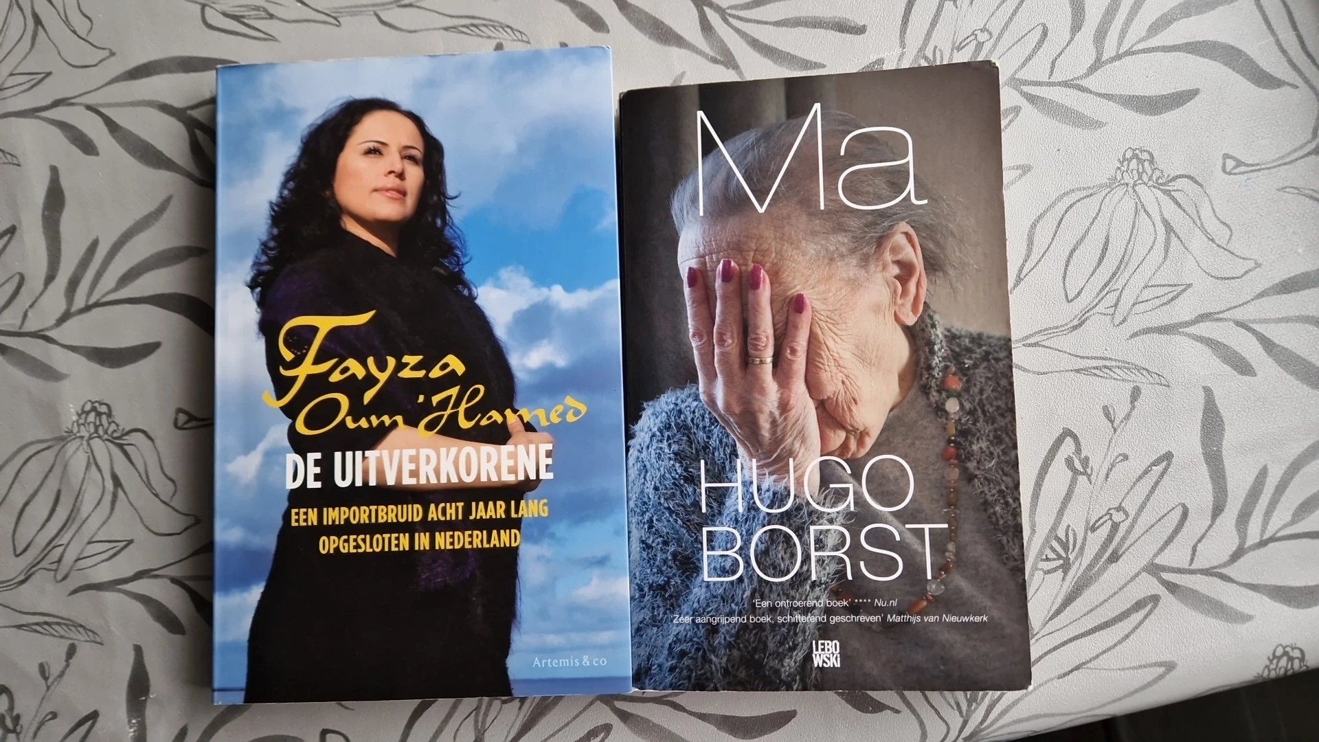 Twee tweedehands boeken: 'De uitverkorene' van Fayza Oumanah en 'Ma' van Hugo Borst