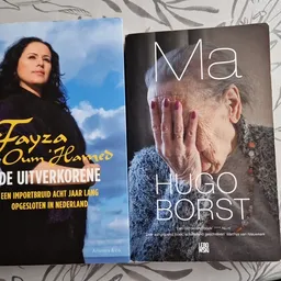 Twee tweedehands boeken: 'De uitverkorene' van Fayza Oumanah en 'Ma' van Hugo Borst