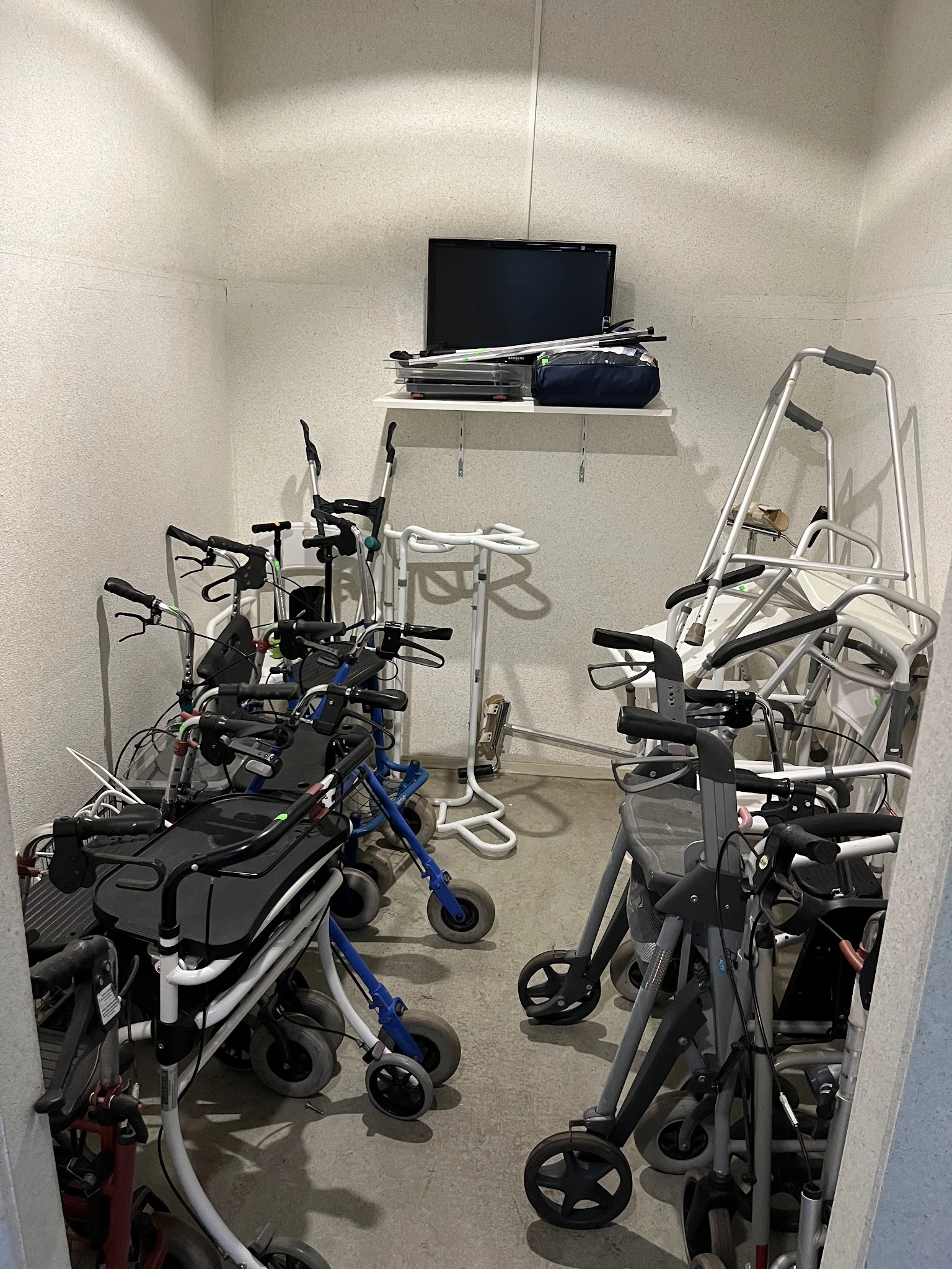 Meerdere elektrische fietsen en speed bikes uitgestald in een winkelruimte