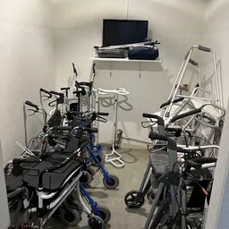 Meerdere elektrische fietsen en speed bikes uitgestald in een winkelruimte