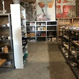 Winkelvloer met stellingen en kasten vol met tweedehands artikelen en huishoudspullen