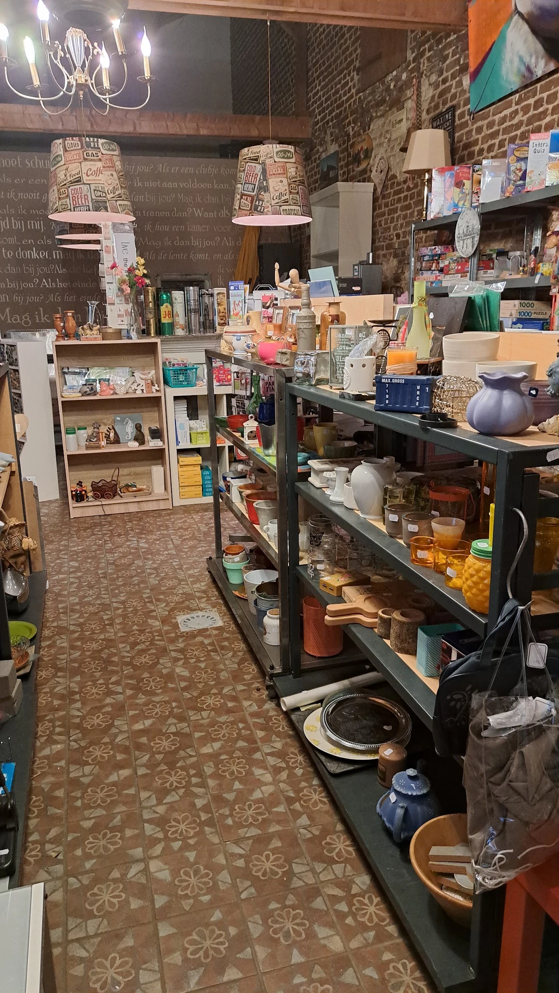 Winkelvloer met stellingen vol huishoudartikelen, glazen potten, servies en diverse spullen