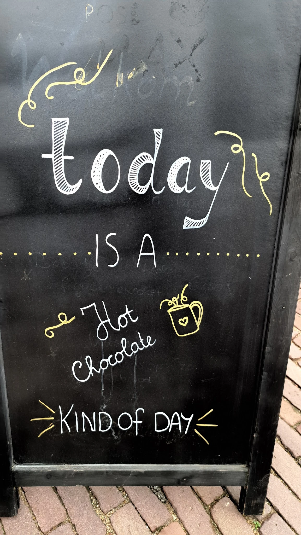 Krijtbord met tekst 'Today is a Hot Chocolate' met decoratieve tekening van een mok