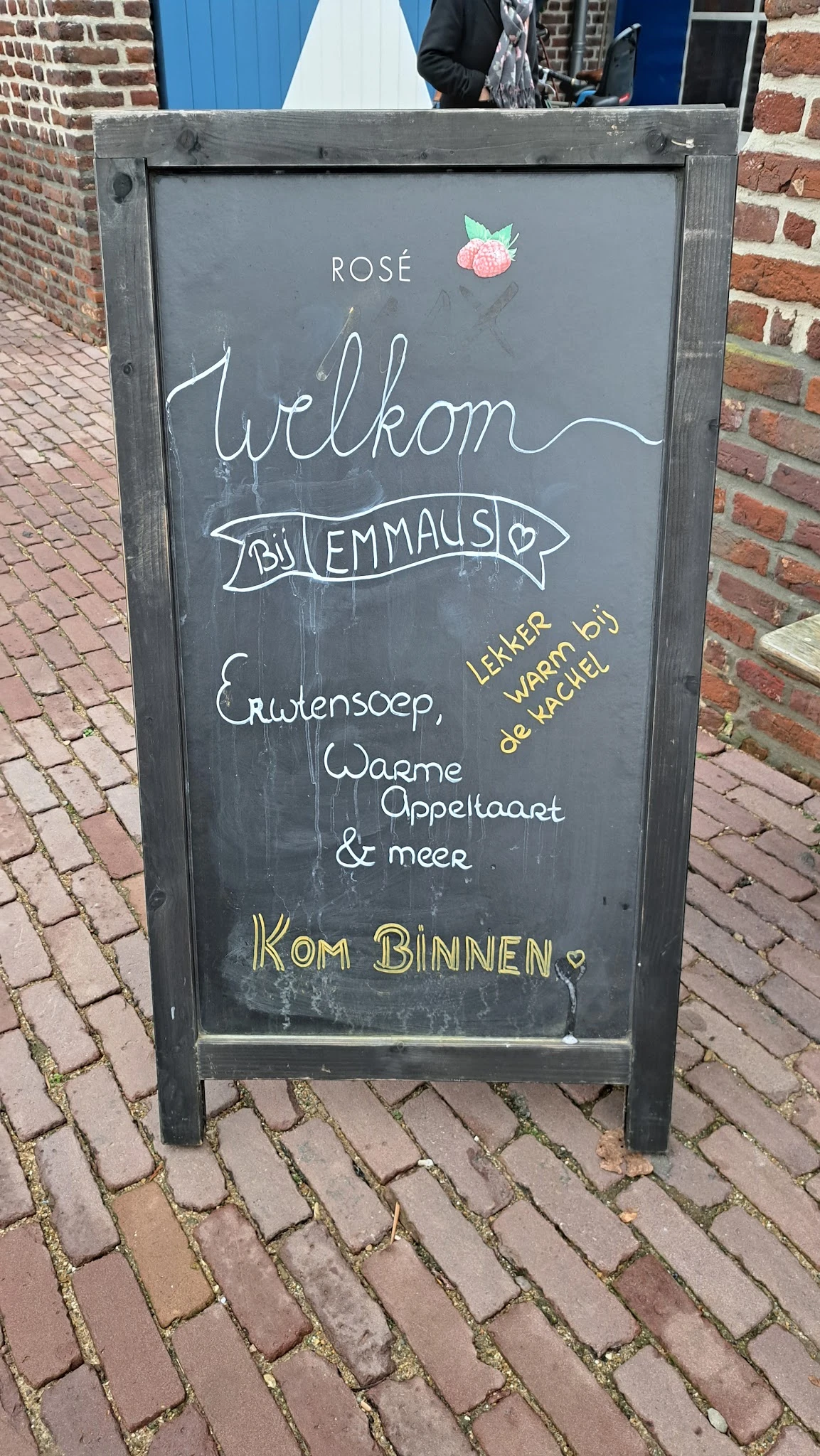 Krijtbord met menu: Erwtensoep, Warme Appeltaart & meer, Kom Binnen