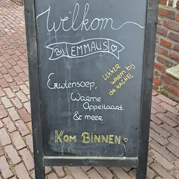 Krijtbord met menu: Erwtensoep, Warme Appeltaart & meer, Kom Binnen