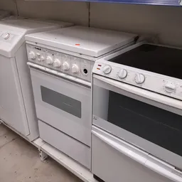 Drie witte huishoudapparaten: een wasmachine, een oven en een elektrisch fornuis.