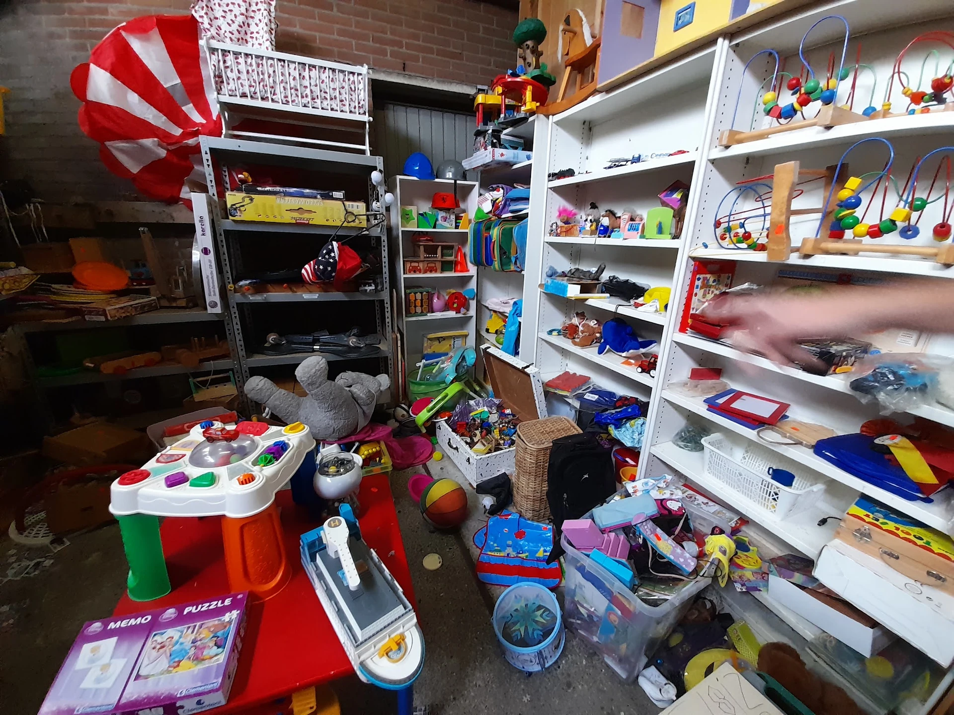 Speelgoed en spelletjes uitgestald op de winkelboer en in stellingen