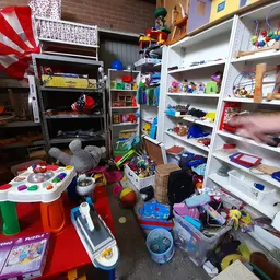 Speelgoed en spelletjes uitgestald op de winkelboer en in stellingen