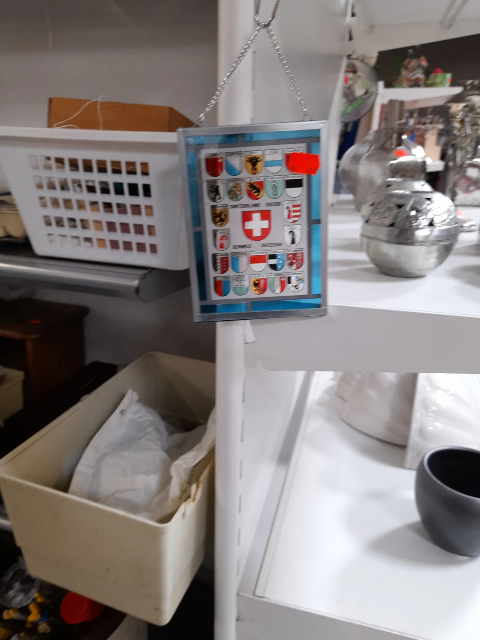 Diverse huishoudelijke artikelen en decoratiespullen op een tafel in de winkel