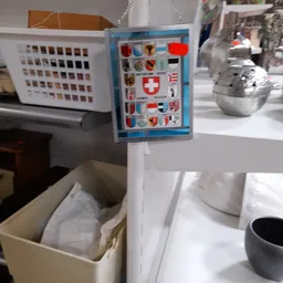 Diverse huishoudelijke artikelen en decoratiespullen op een tafel in de winkel