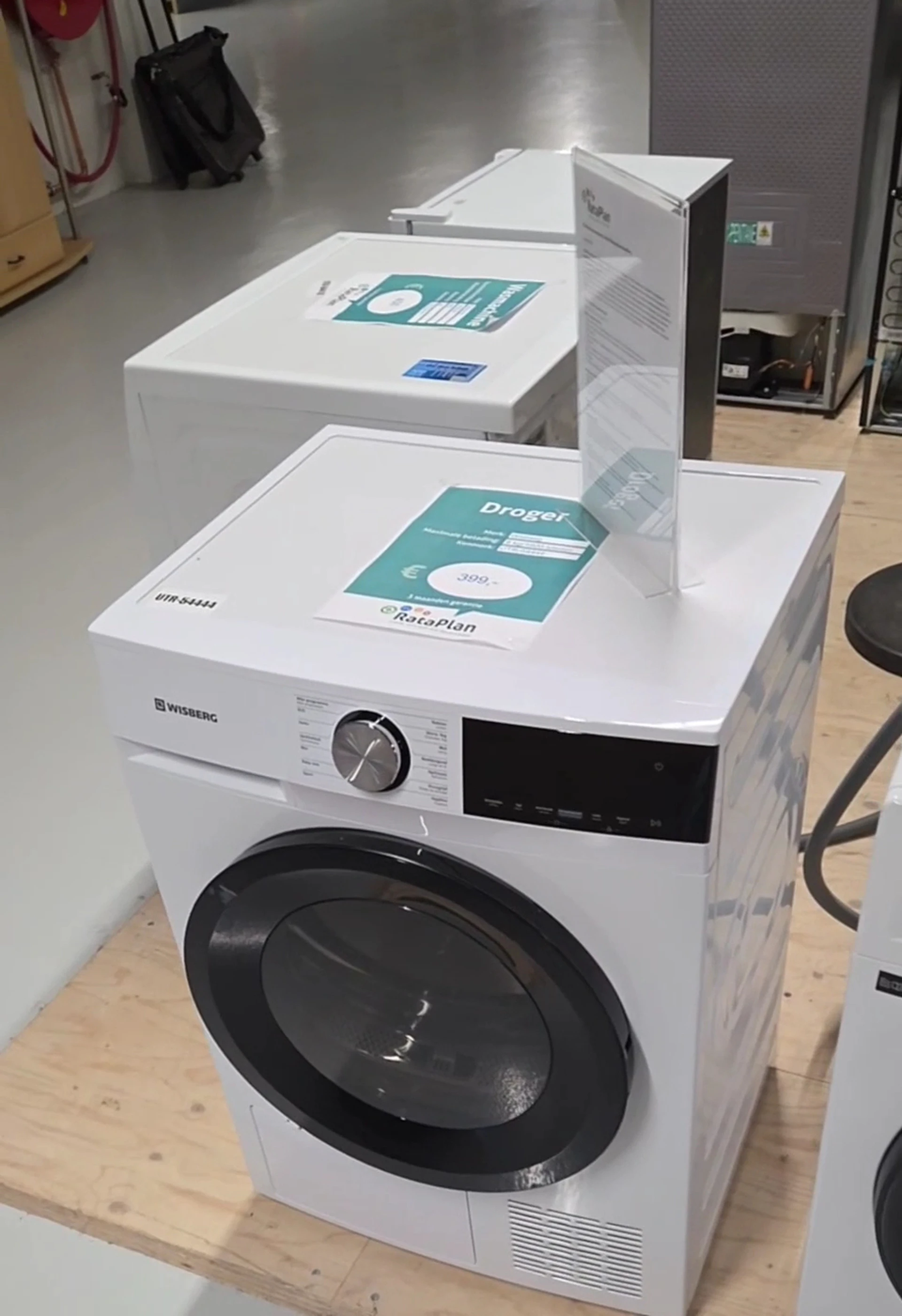 Witte wasmachine van Privileg op tentoonstellingstafel met gebruiksaanwijzing