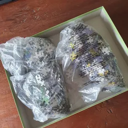 Twee verpakte puzzels in plastic folie in een wit doosje