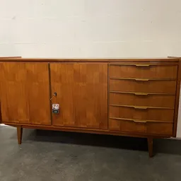 Houten vintage dressoir met kasten en lades in noten- of teakhoutkleur op spijlenpoten
