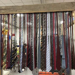 Groot rek met uitgestalde stropdassen in verschillende kleuren en patronen