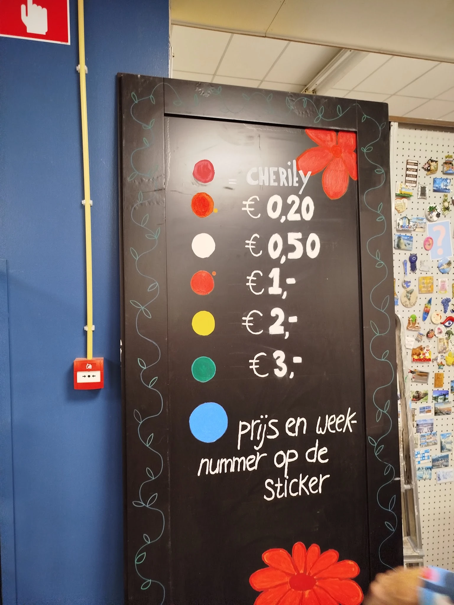 Prijsbord met gekleurde bolletjes en prijzen in euro's voor cherrydrankjes