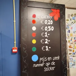 Prijsbord met gekleurde bolletjes en prijzen in euro's voor cherrydrankjes