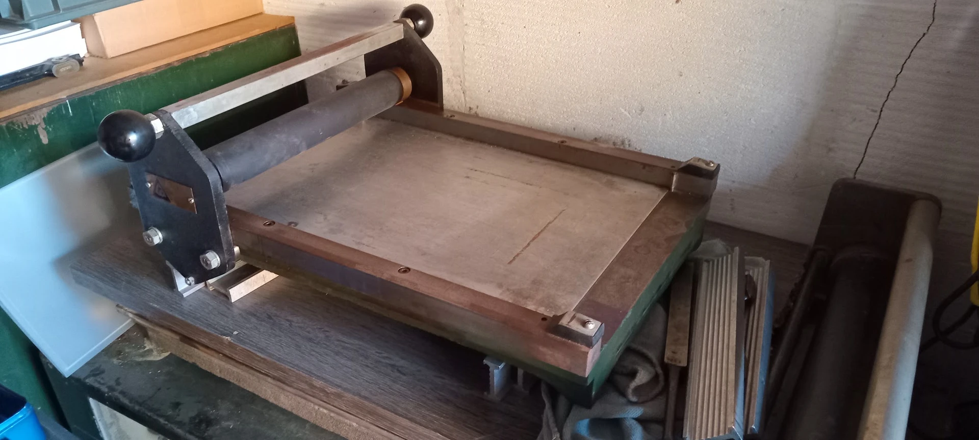 Vintage houten dienblad of plateau met metalen handvaten en groene rand