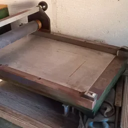 Vintage houten dienblad of plateau met metalen handvaten en groene rand