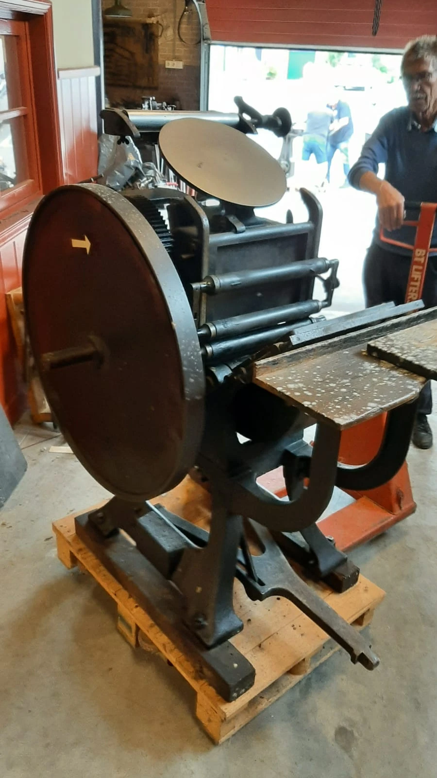 Tweedehands industriële drukpers of walsmachine met oranje frame en zwarte rollen