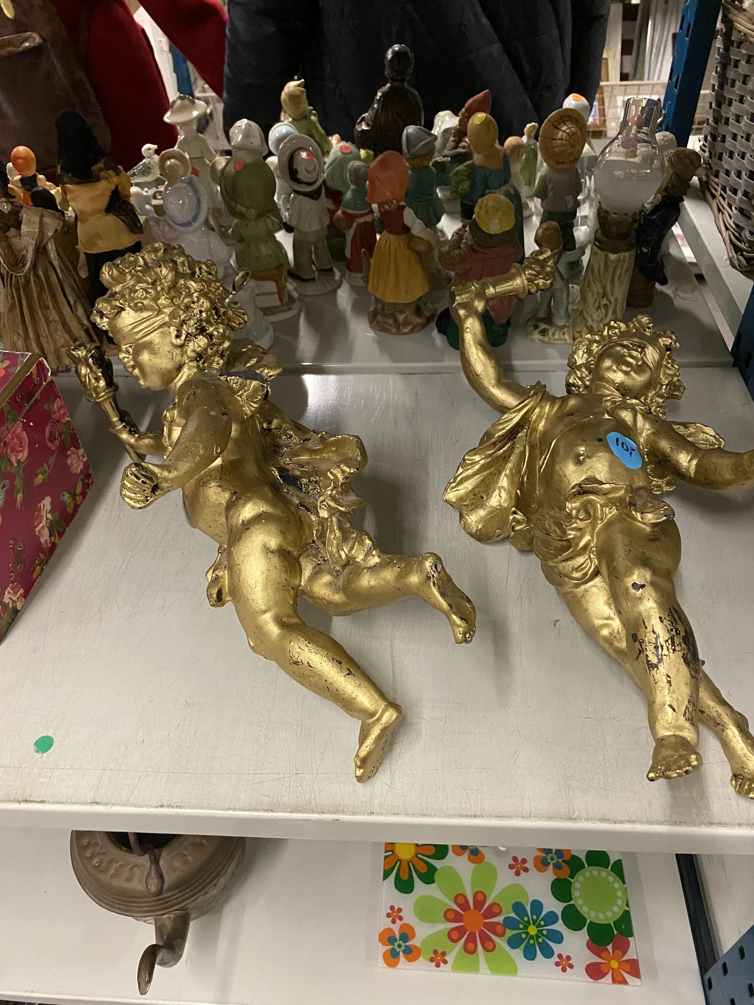 Twee gouden beeldjes van cherubs of engelen, uitgesneden figuurwerk
