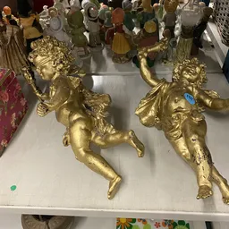Twee gouden beeldjes van cherubs of engelen, uitgesneden figuurwerk