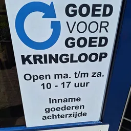 Openingstijden en bedrijfsinformatie op een wit bord met blauw logo