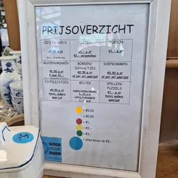 Prijsoverzicht van een kringloopwinkel met categorieën en prijzen voor cd's, dvd's, platen, boeken en andere artikelen