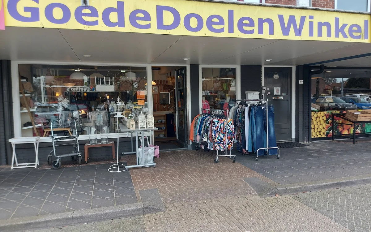 Winkelgevel van GoededoelenWinkel met etalage en ingang aan het Rozenplein