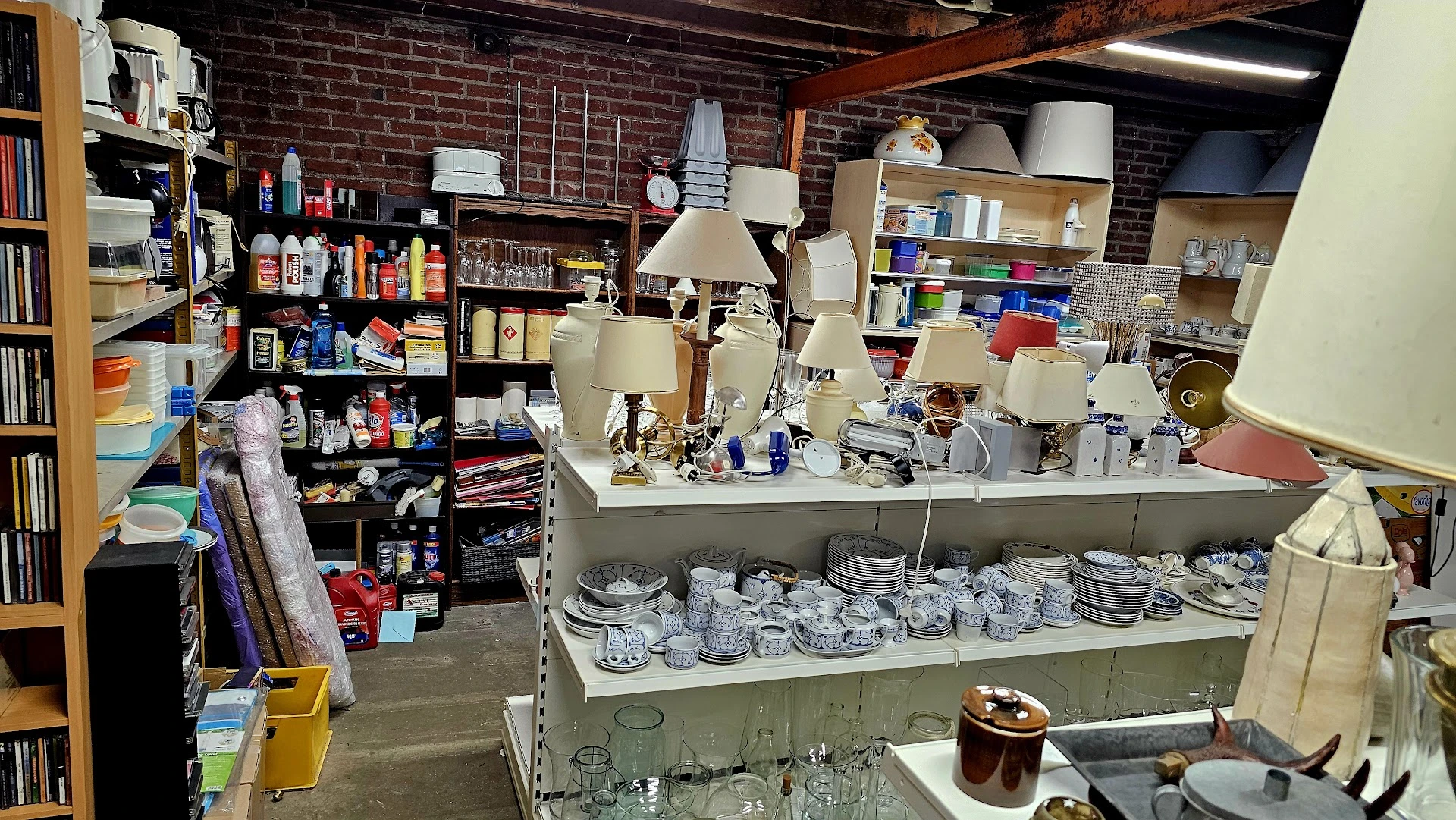 Kringloop Groothandel Weert in Weert met tweedehands boeken, elektronica en kasten